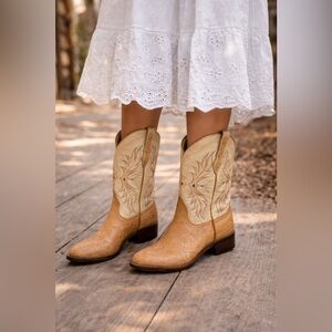 Larry Mahan Vintage Western Cowboy Boots Embossed Leather Tan Cream 6.5